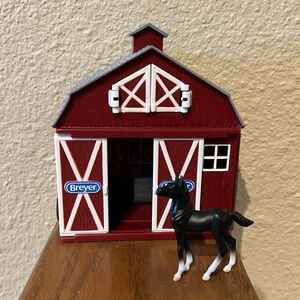 Breyer Stablemates Pocket Red Barn Mini Stable w/ Doors 5” Wide black foal pony